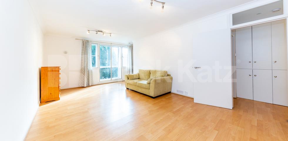Spacious studio set in a secure private building overlooking Regents Park Cumberland Terrace, Regents Park / Marylebone